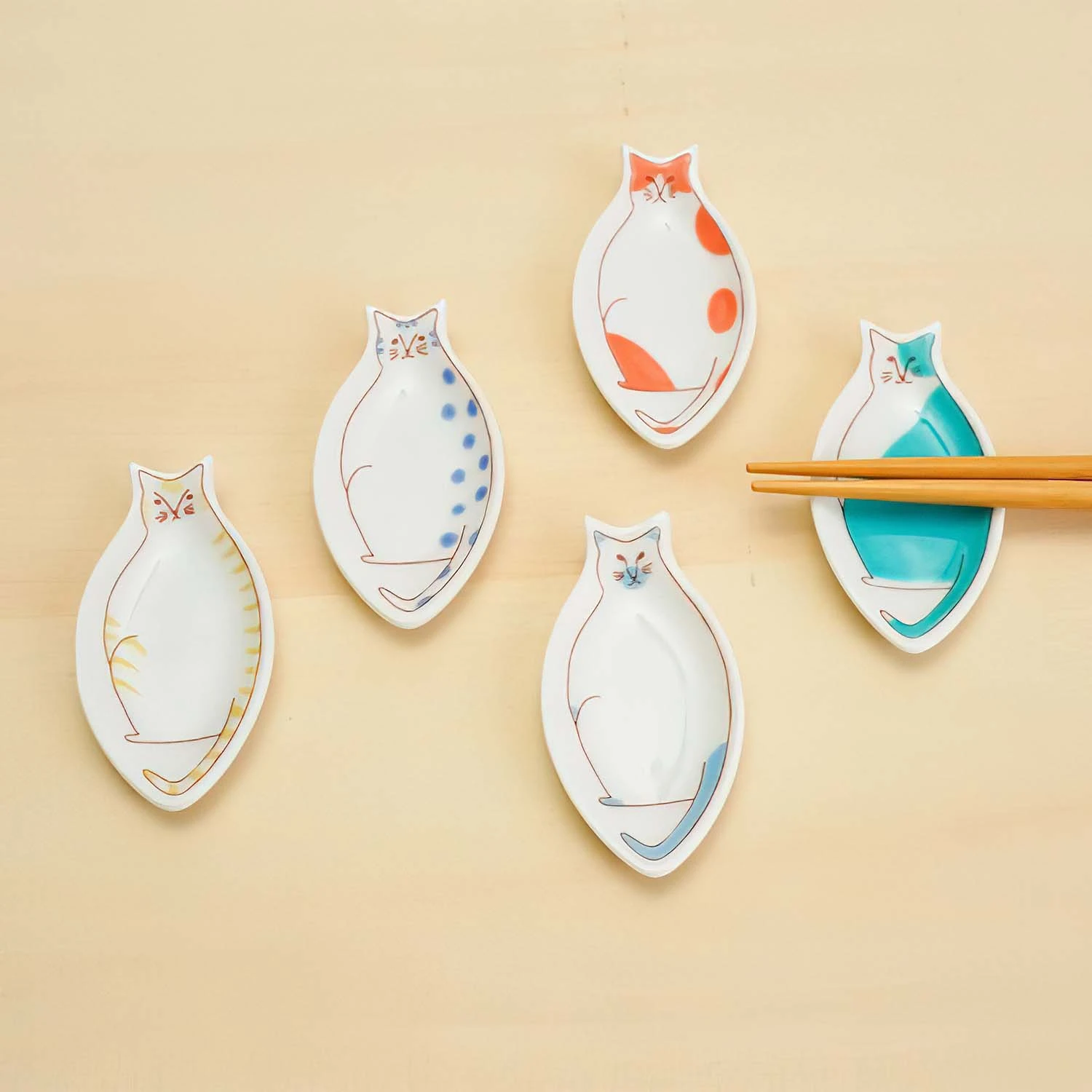 HAREKUTANI Porcelain Cat Petit Plate Set (5 Pieces) 4 HAREKUTANI Porcelain Cat Petit Plate Set (5 Pieces) - Image 2